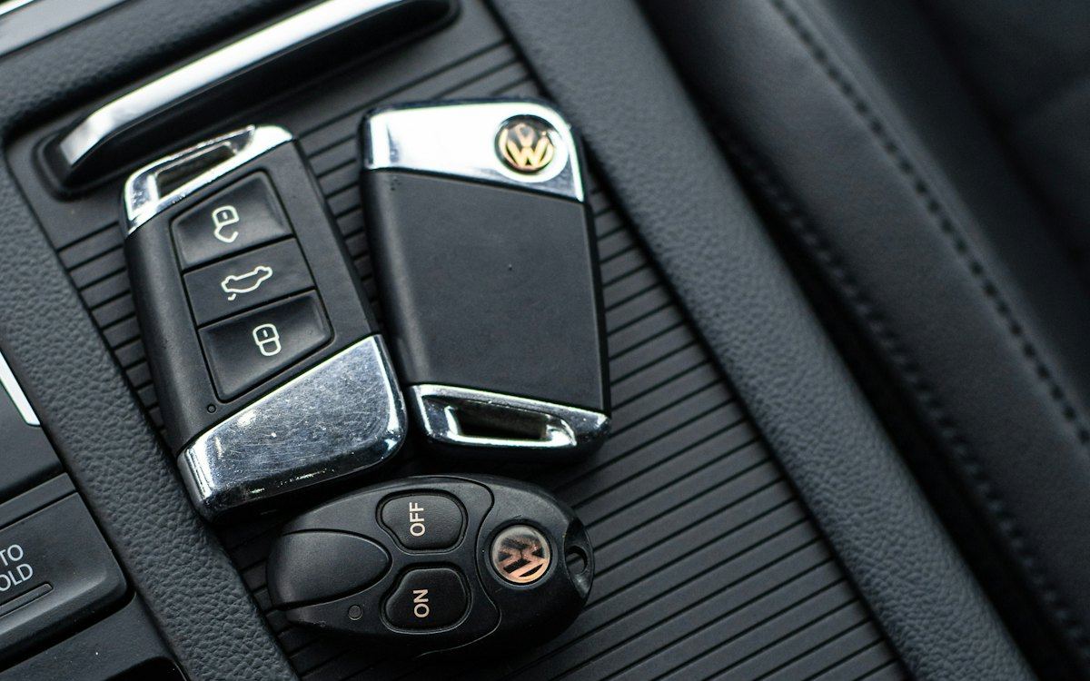 Chaves de carro sobre o console central do veículo